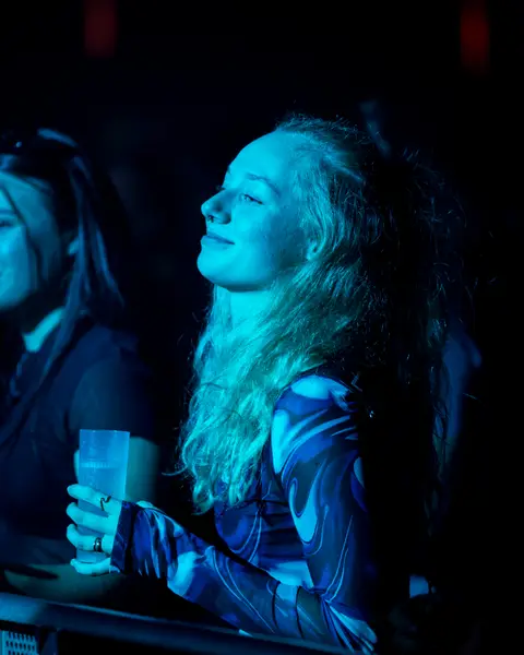 Raverin im blauen Licht an der Front Row — DYSTOPIA 2026 in Wil