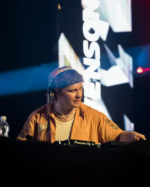 Fox Stevenson an den Decks vor der LED-Wall — DYSTOPIA 2026