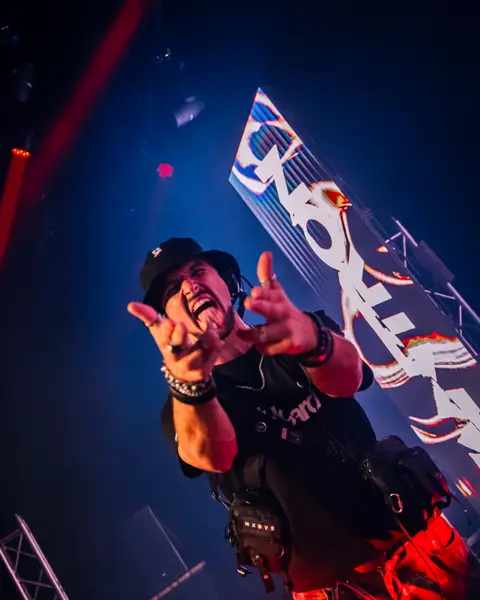 Tantron zeigt in die Kamera — Drum & Bass Headliner bei DYSTOPIA 2026